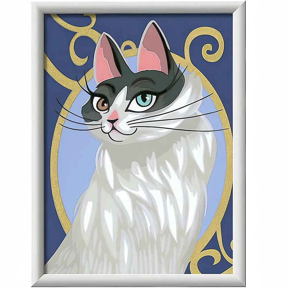 Ein gerahmtes Kunstwerk einer flauschigen weiß-schwarzen Katze mit langen Wimpern vor blau-goldenem Hintergrund.