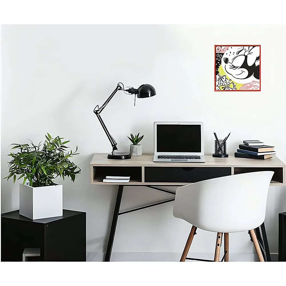 Moderne Schreibtisch-Einrichtung mit Laptop, Lampe, Pflanze, weißem Stuhl und einem farbigen Bild an der Wand.