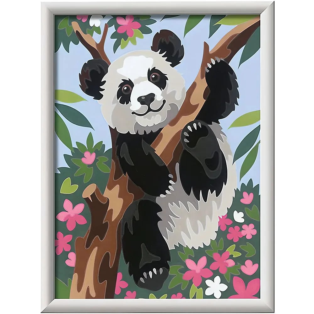 Ein gerahmtes Bild eines Pandabären, der auf einen braunen Baum klettert, umgeben von grünen Blättern und rosa Blumen.