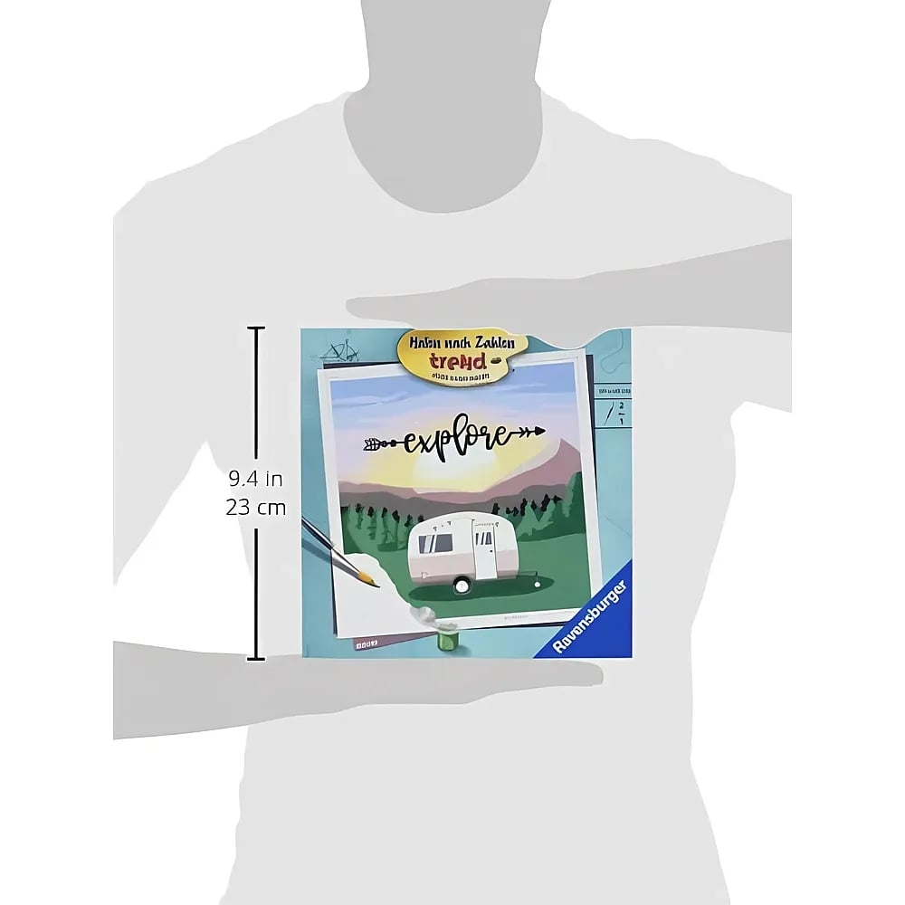 Person hält Ravensburger-Malen-nach-Zahlen-Set mit Wohnwagen-Motiv und dem Schriftzug "explore".