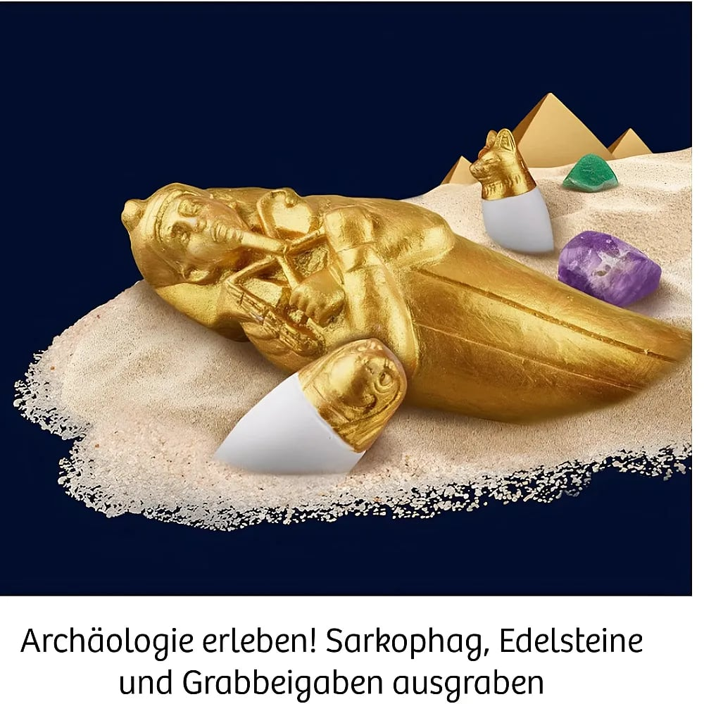 Goldener Sarkophag, Canopen und Pyramidenmodelle im Sand mit Edelsteinen.
