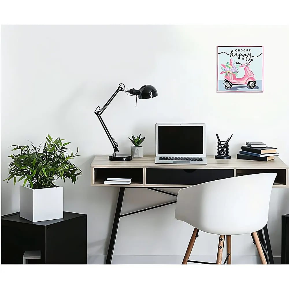 Moderner Schreibtisch mit Laptop, schwarzer Lampe, weißem Stuhl und einem bunten Bild an der Wand.
