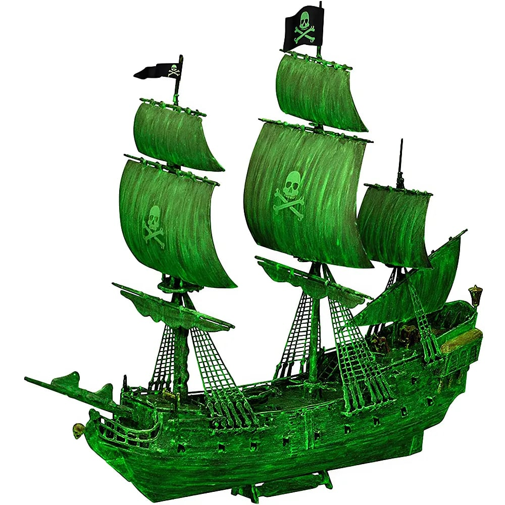 Ein grün leuchtendes Geisterschiff mit Segeln und Totenköpfen auf weißem Hintergrund.