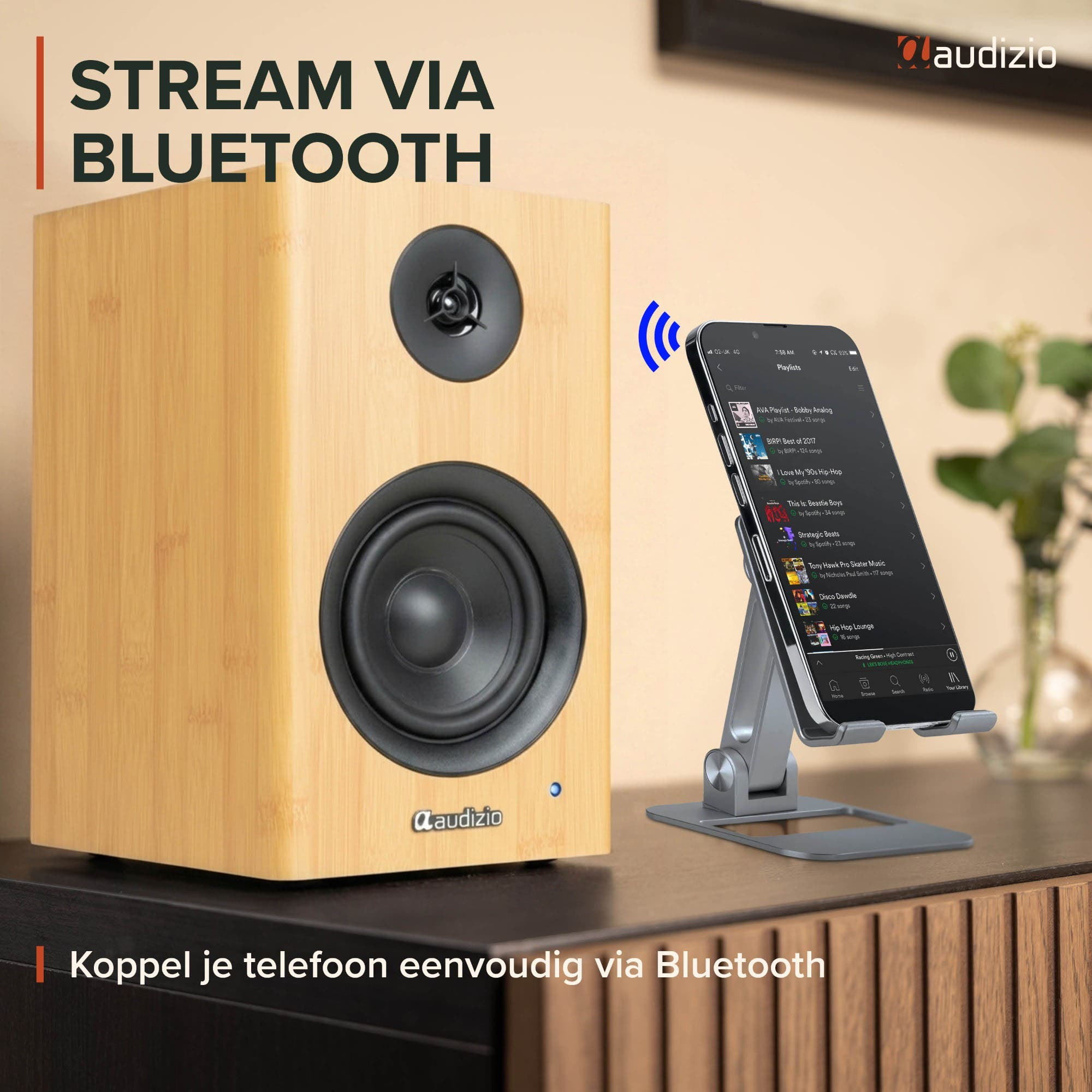 Un altavoz de audio de madera junto a un smartphone en un soporte, conectado mediante Bluetooth.