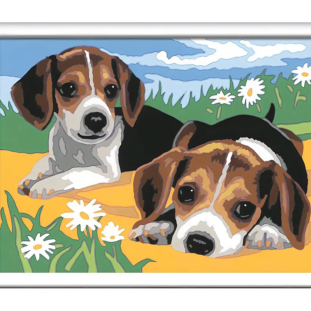 Dos lindos cachorros yacen en un prado colorido con margaritas blancas bajo un cielo azul.