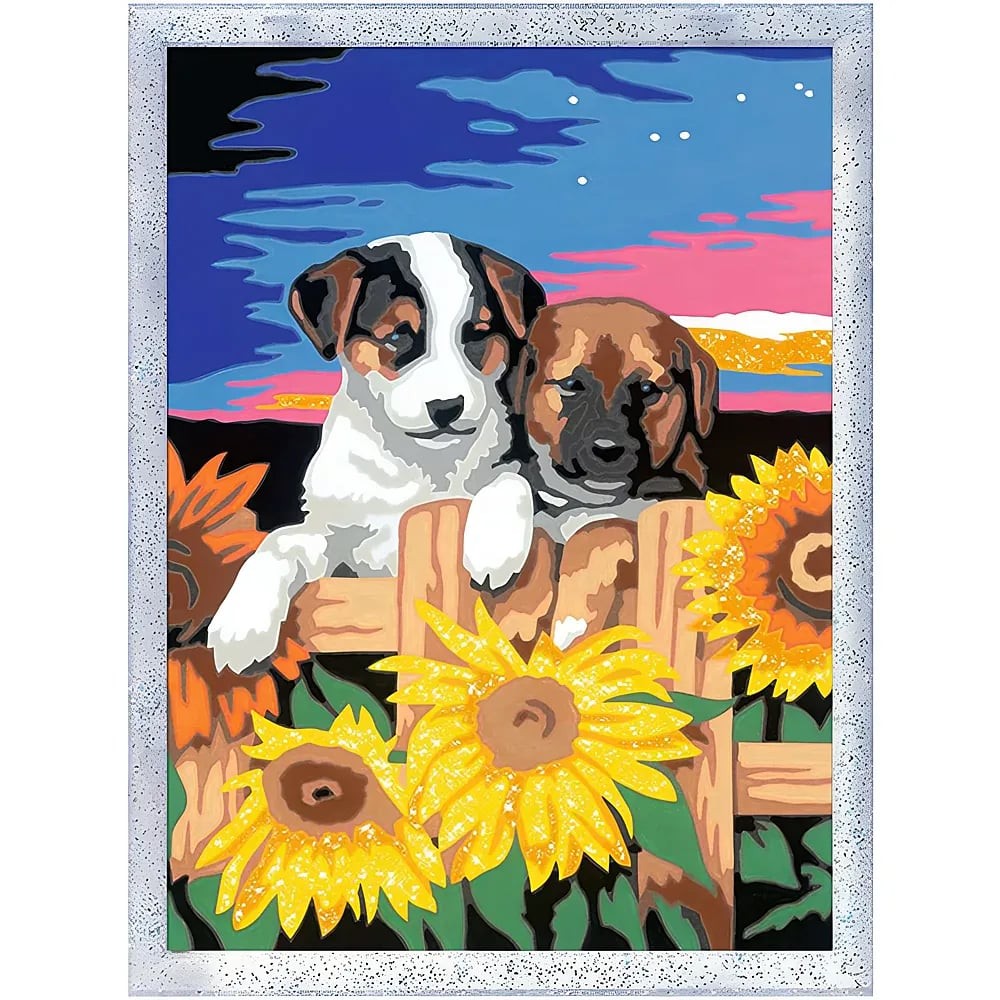 Dos perros asoman por una cerca de madera, rodeados de girasoles amarillos bajo un cielo al atardecer azul y rosa.