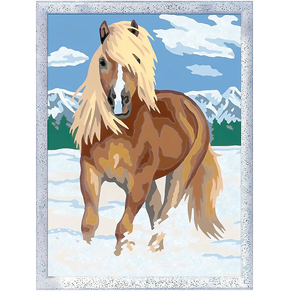 Un cavallo marrone con criniera bionda corre in un paesaggio montano innevato.