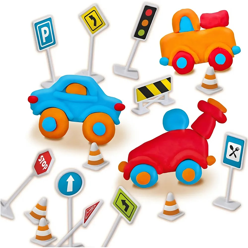 Bunte Autos und Verkehrsschilder aus Knete auf weißem Hintergrund.