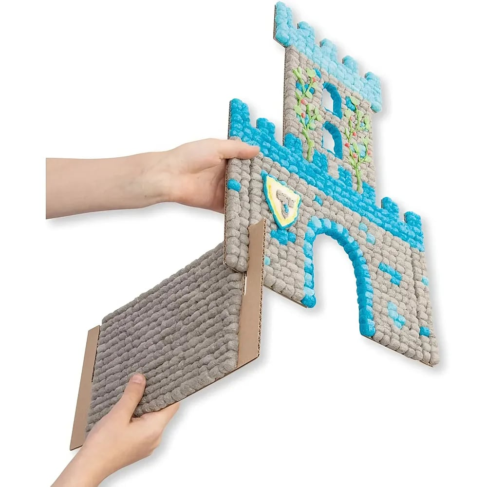 Personen bauen eine Spielzeugburg aus grau-blauen Bastelelementen auf weißem Hintergrund.
