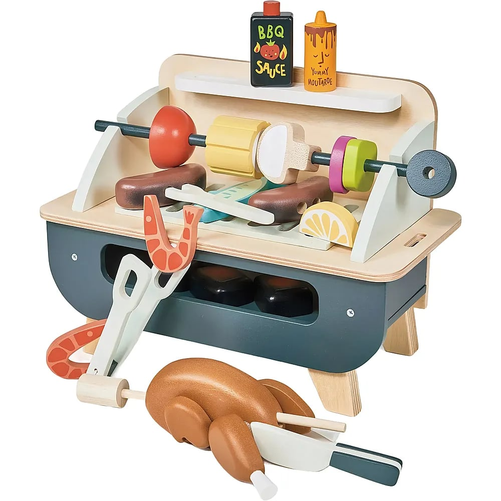 Ein Holzkindergrill mit Spießen, Würstchen, Garnelen und Saucenflaschen auf weißem Hintergrund.