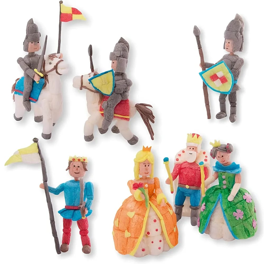 Handgefertigte Tonfiguren von Rittern, einem König, einer Königin und Prinzessinnen mit Fahnen und Schildern.