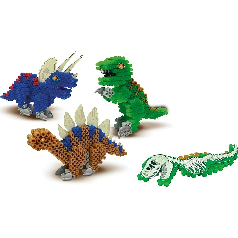 Vier Dinosaurierfiguren aus bunten Bügelperlen vor weißem Hintergrund.