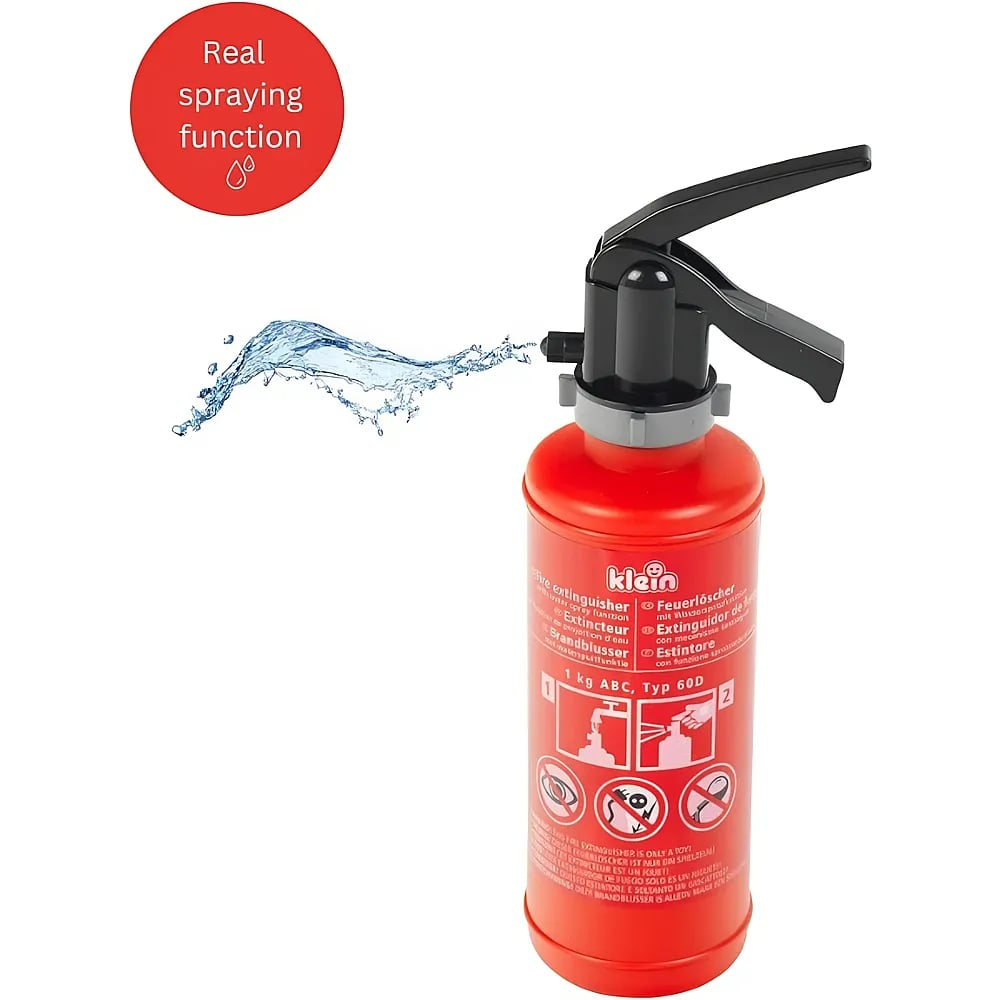 Ein roter Spielzeug-Feuerlöscher sprüht Wasser, mit schwarzem Griff und weißen Sicherheitshinweisen.
