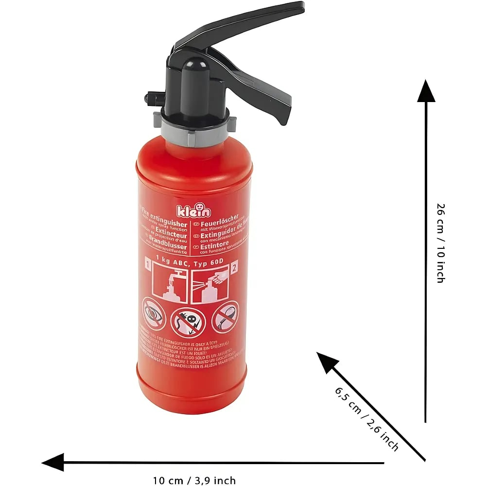 Roter Spielzeug-Feuerlöscher mit Maßen: Höhe 26 cm, Breite 10 cm, Tiefe 6,5 cm auf weißem Hintergrund.