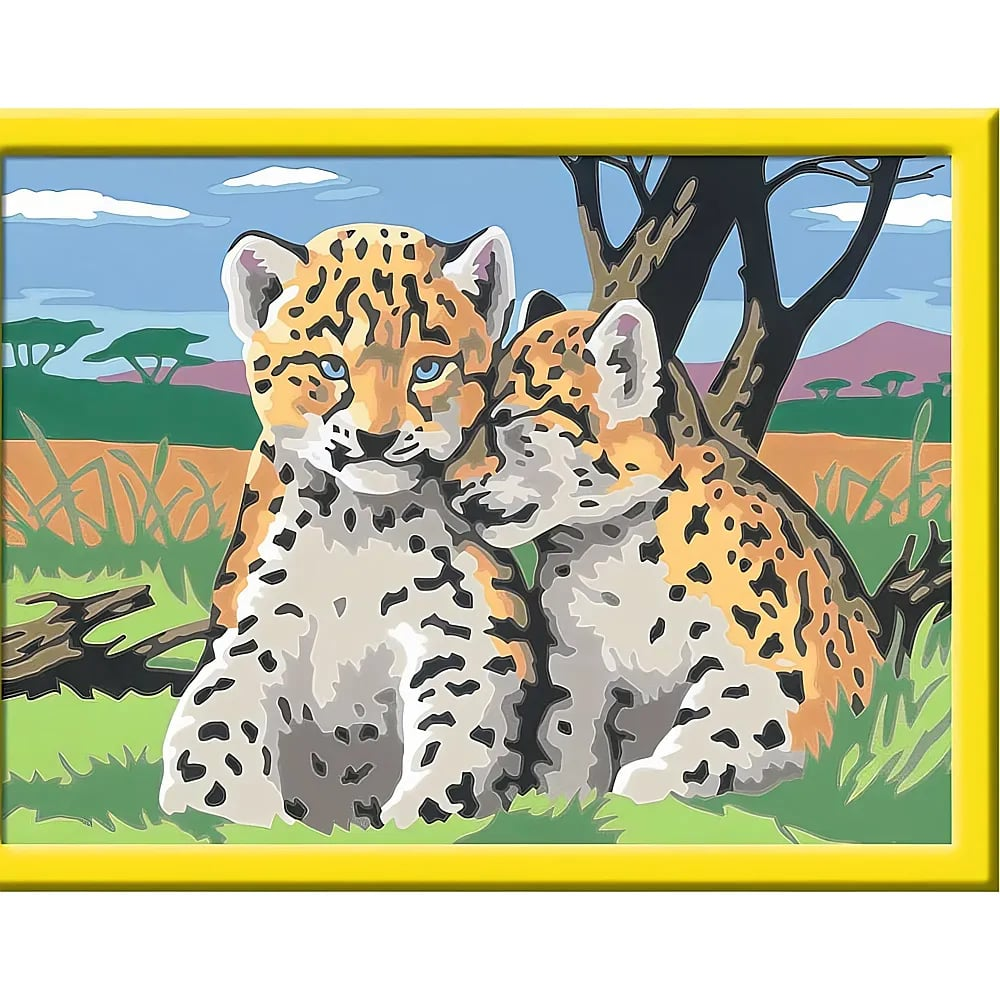 Zwei gefleckte Leopardenjungen sitzen zusammen in einer Gras-Savannenlandschaft mit Baum.
