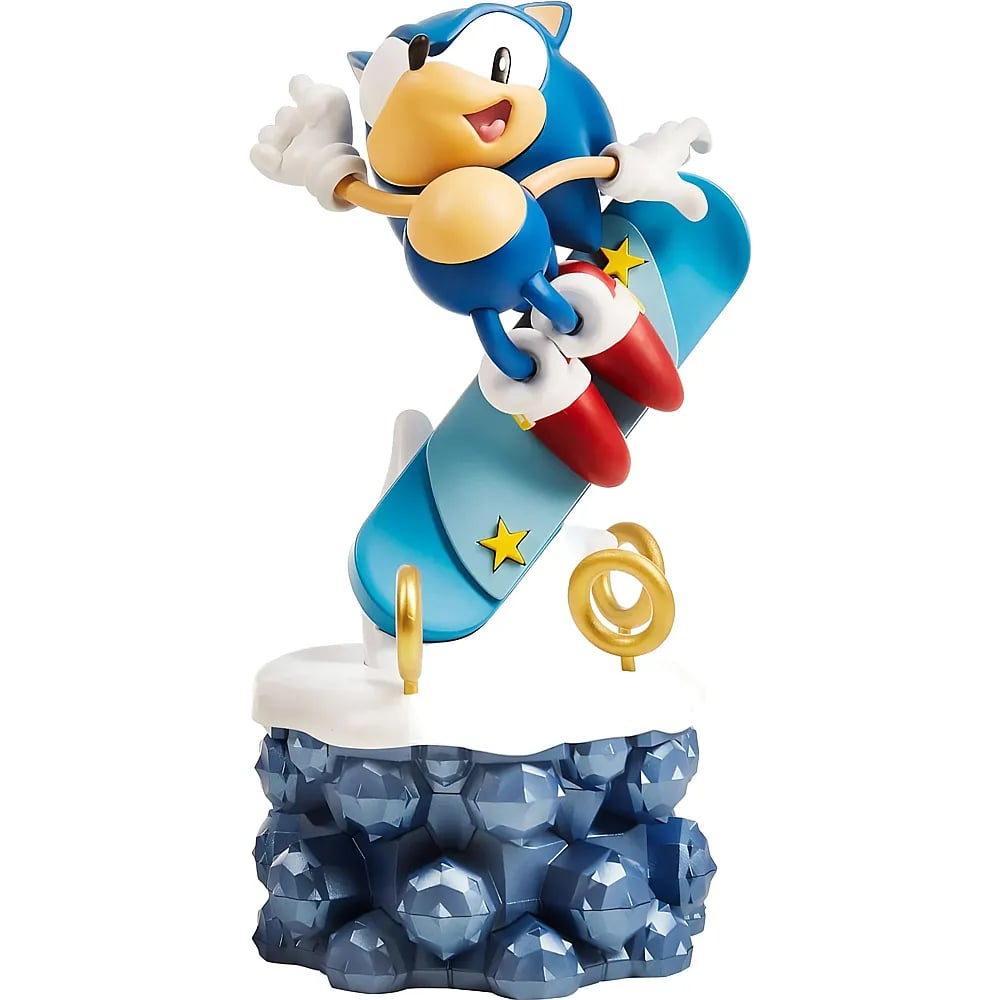 Eine Sonic the Hedgehog-Figur auf einem blauen Snowboard, die über einer schneebedeckten Felsenbasis mit goldenen Ringen springt.
