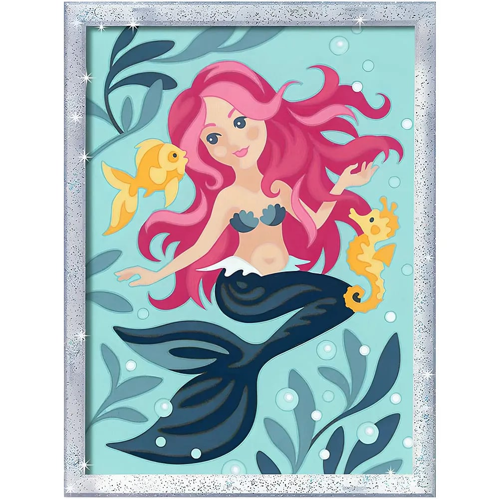 Una sirena de dibujos animados enmarcada con cabello rosa, cola azul, un pez dorado y un caballito de mar.