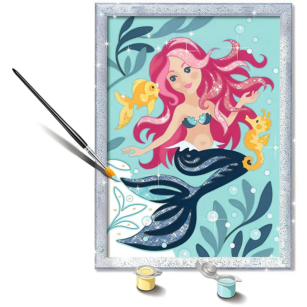 Una pintura con purpurina enmarcada muestra a una sirena pelirroja, un pez y un caballito de mar siendo pintados.