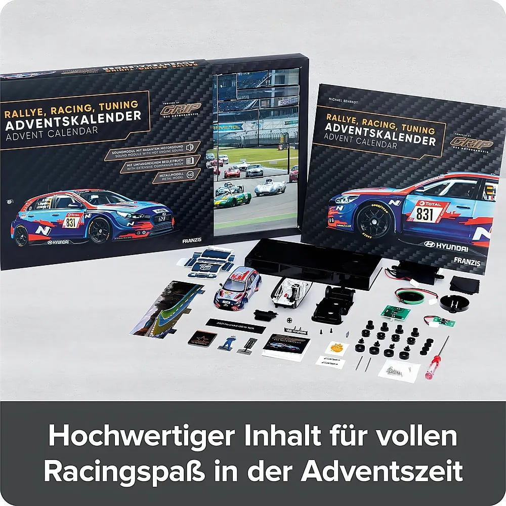 Rallye-Adventskalender mit Verpackung, Begleitbuch und ausgebreiteten Modellbauteilen auf hellem Untergrund.
