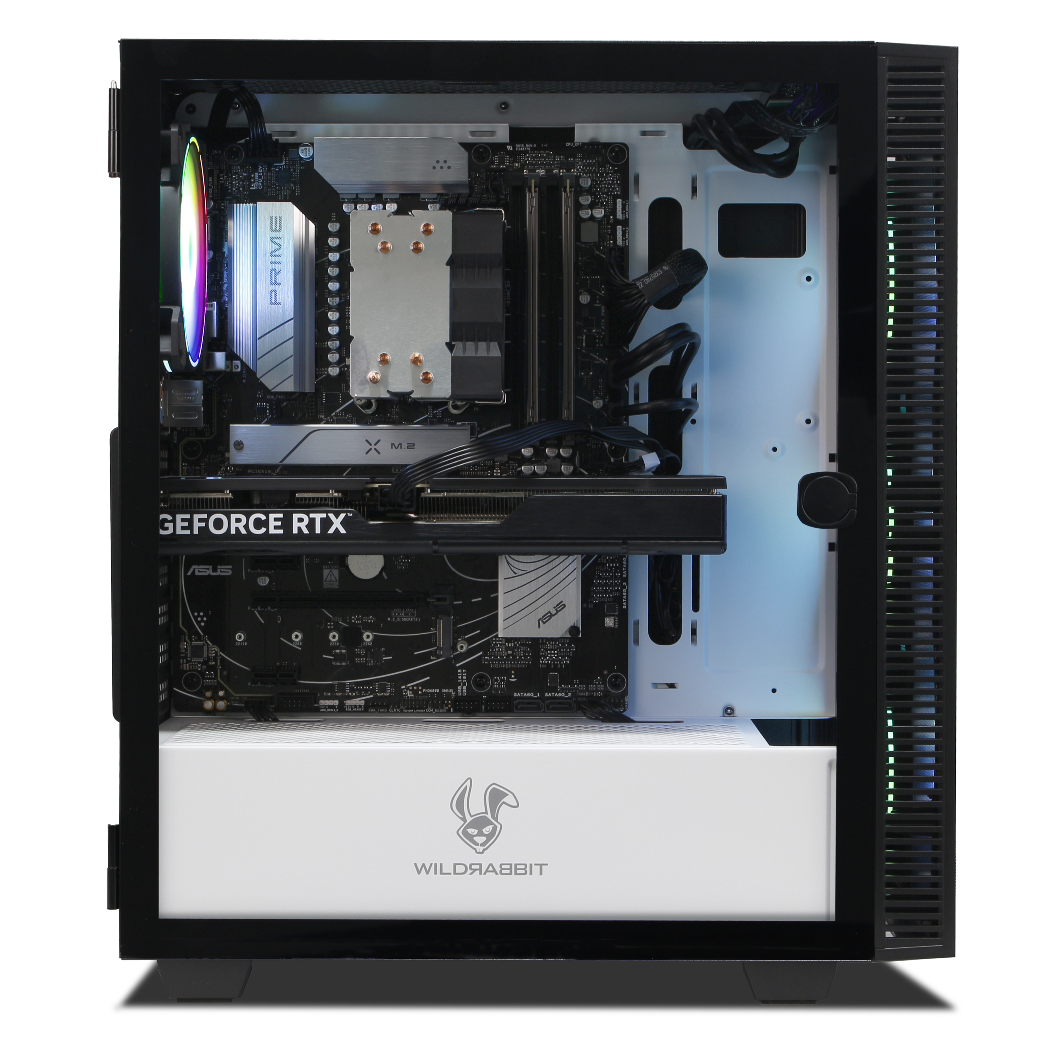 Das Innere eines Gaming-PCs mit einer GeForce RTX Grafikkarte und buntem Lüfter.