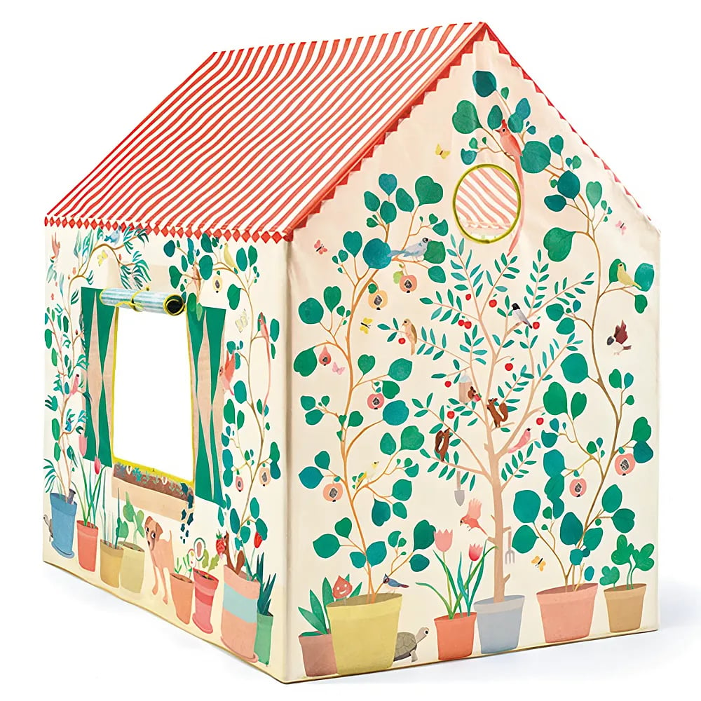 Une maisonnette en tissu avec un toit à rayures rouges et blanches et des arbres, oiseaux et pots de fleurs peints.