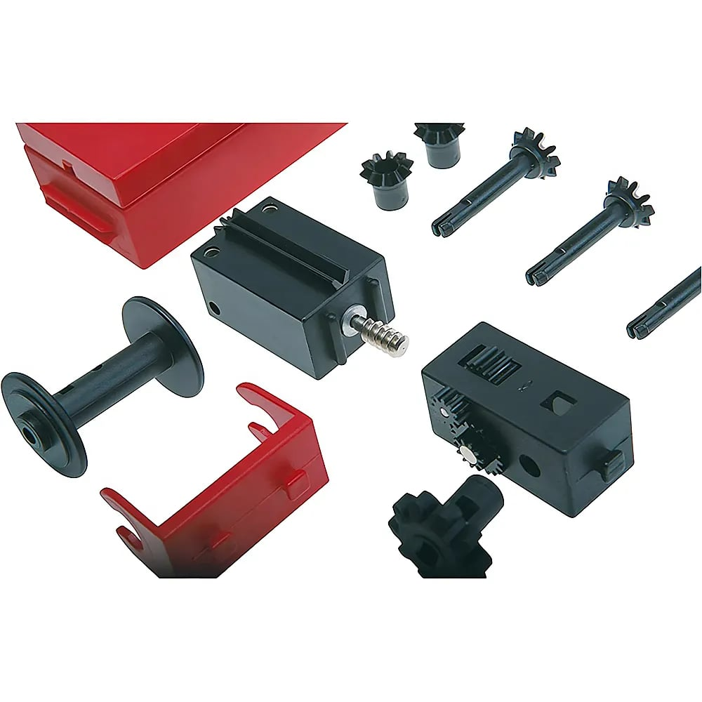 Verschiedene mechanische Bauteile, darunter Getriebe, Spulen, Wellen und ein rotes Gehäuse auf weißem Grund.