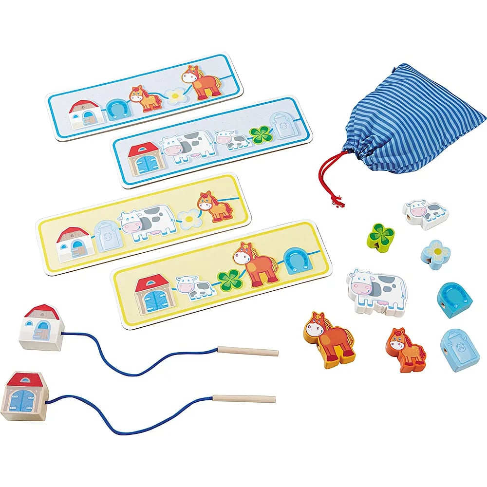 Jouet en bois avec cartes modèles, pièces à enfiler, deux baguettes et un sac en tissu bleu sur fond blanc.
