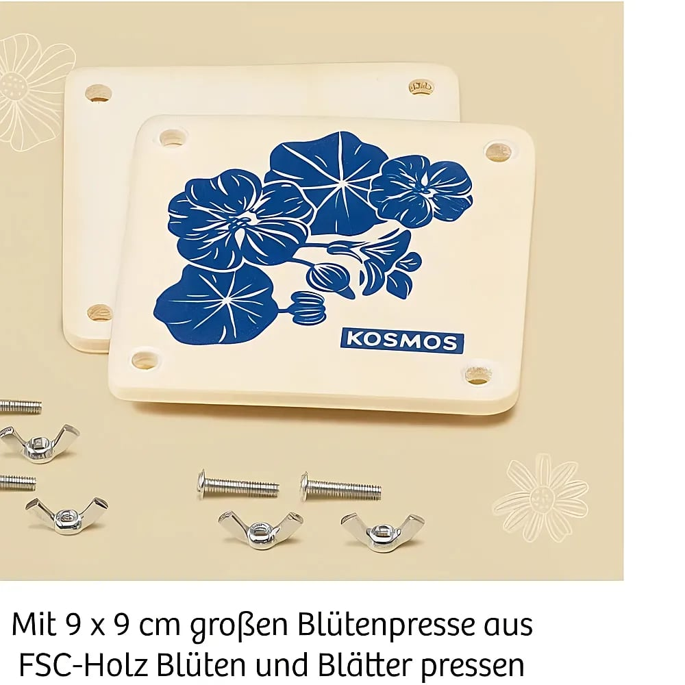 Eine weiße Holzlütenpresse mit blauem Blumenmuster, KOSMOS-Logo und Schrauben auf beigem Hintergrund.