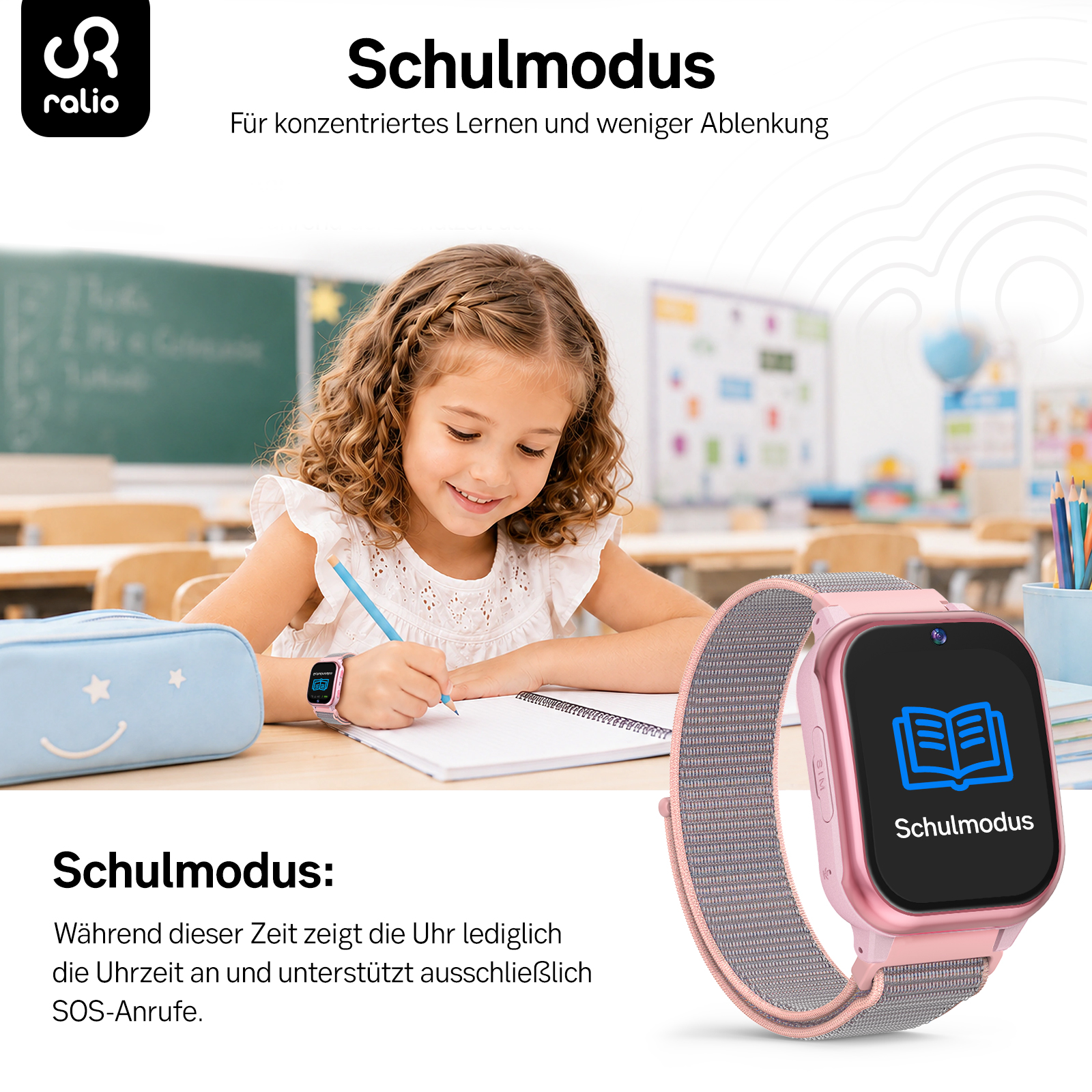 Ein Mädchen sitzt in einem Klassenzimmer und schreibt in ein Heft, daneben ist eine rosafarbene Kinder-Smartwatch.