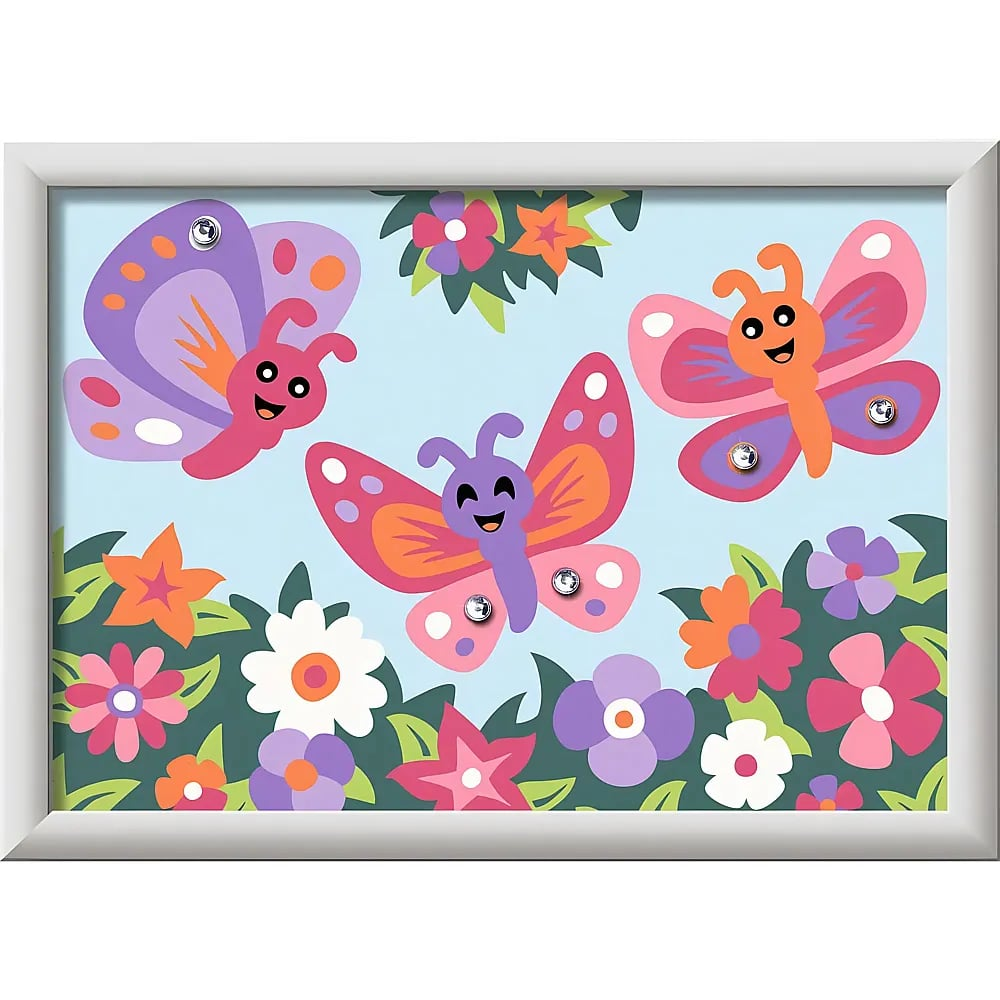 Tres mariposas de dibujos animados alegres y coloridas vuelan sobre un lecho de flores con fondo azul claro.