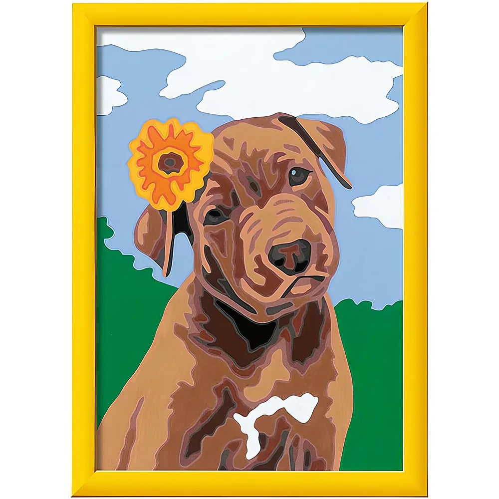 Ein stilisiertes Gemälde eines braunen Hundes mit einer orangen Blume am Ohr vor blauem Himmel und grünen Hügeln.