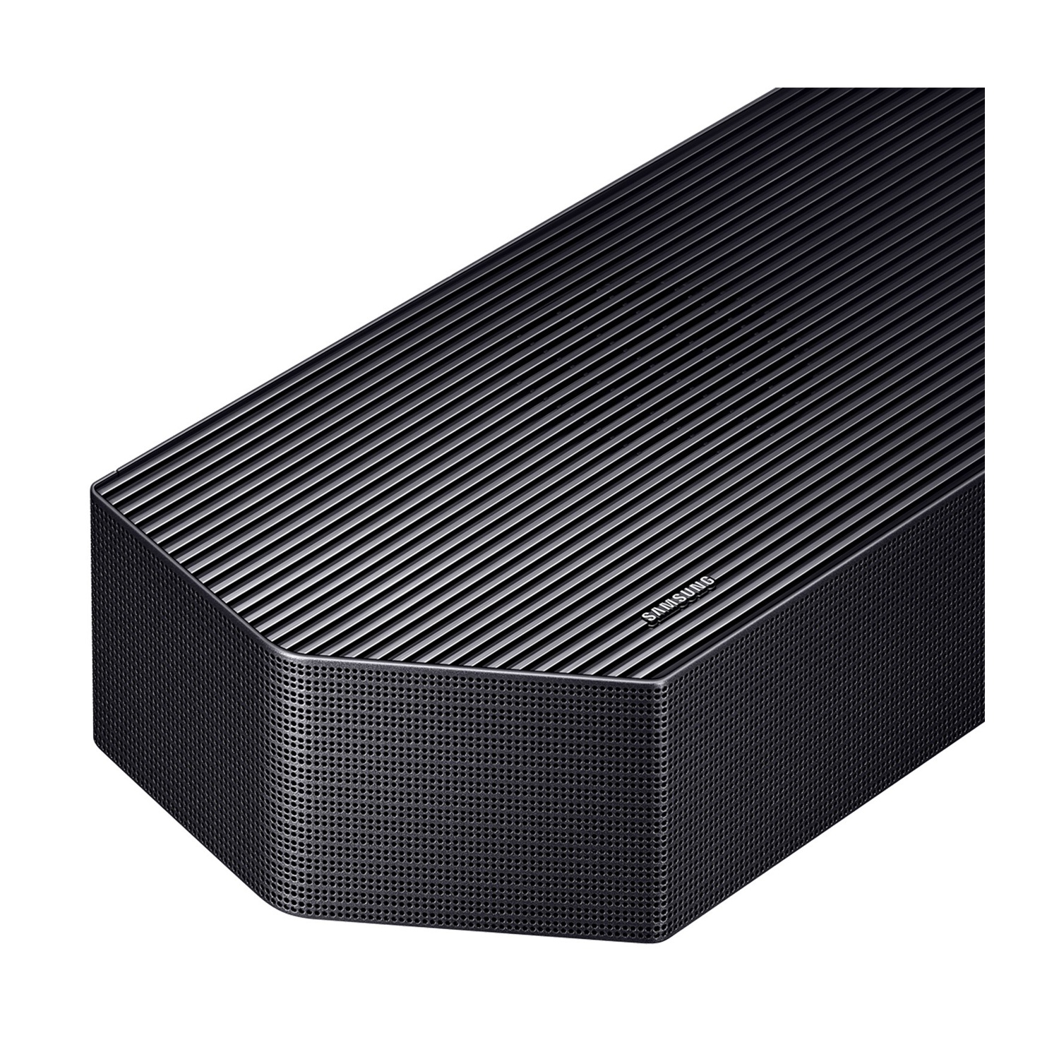 Gros plan d'une barre de son Samsung noire avec une surface supérieure rainurée et une grille perforée.