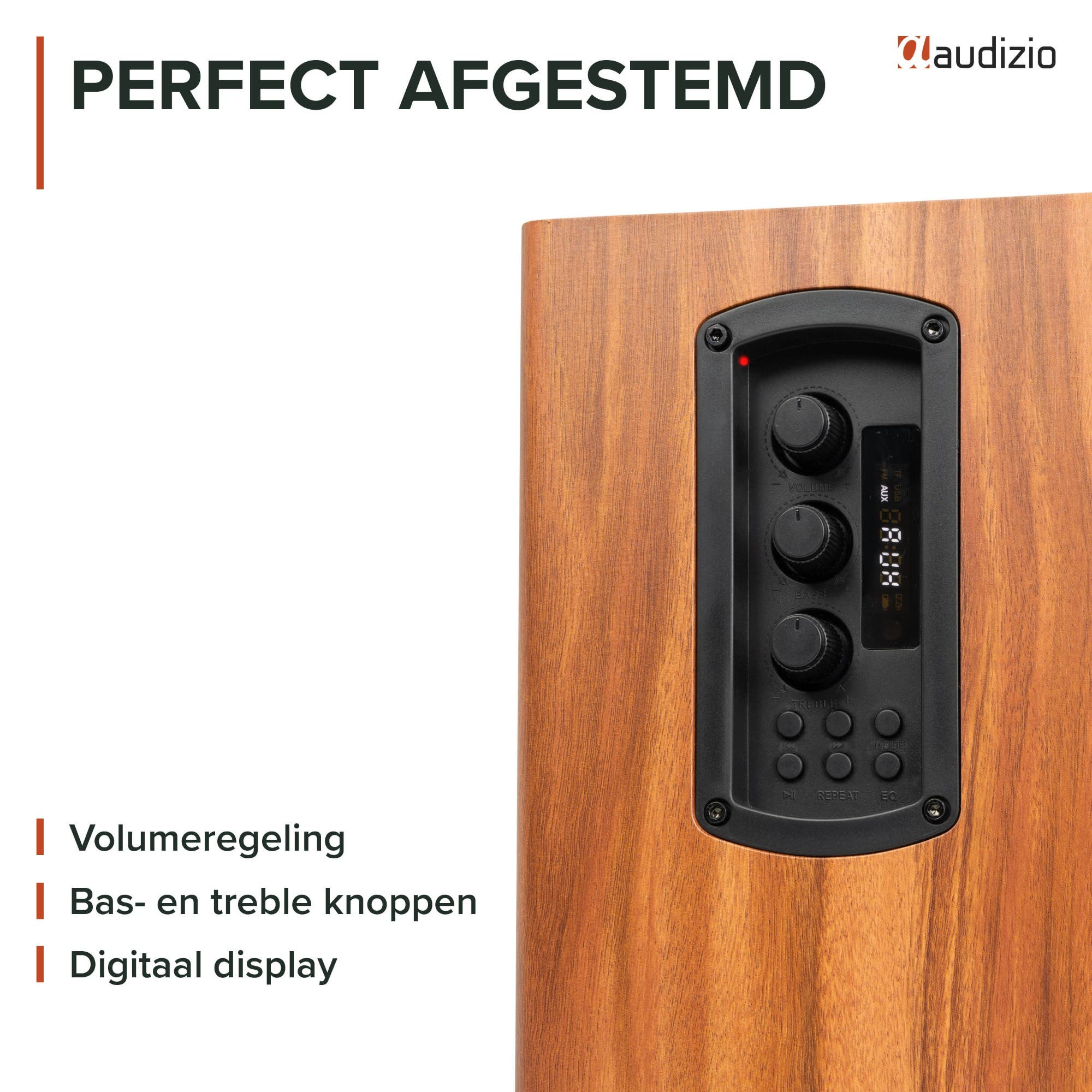 Altavoz de madera con panel de control negro, perillas giratorias y pantalla digital.