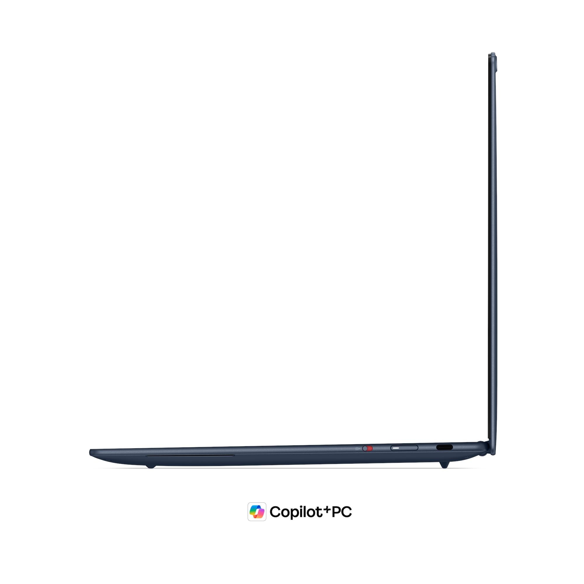 Vista laterale di un laptop blu scuro sottile con porte e il logo Copilot+PC su uno sfondo bianco.