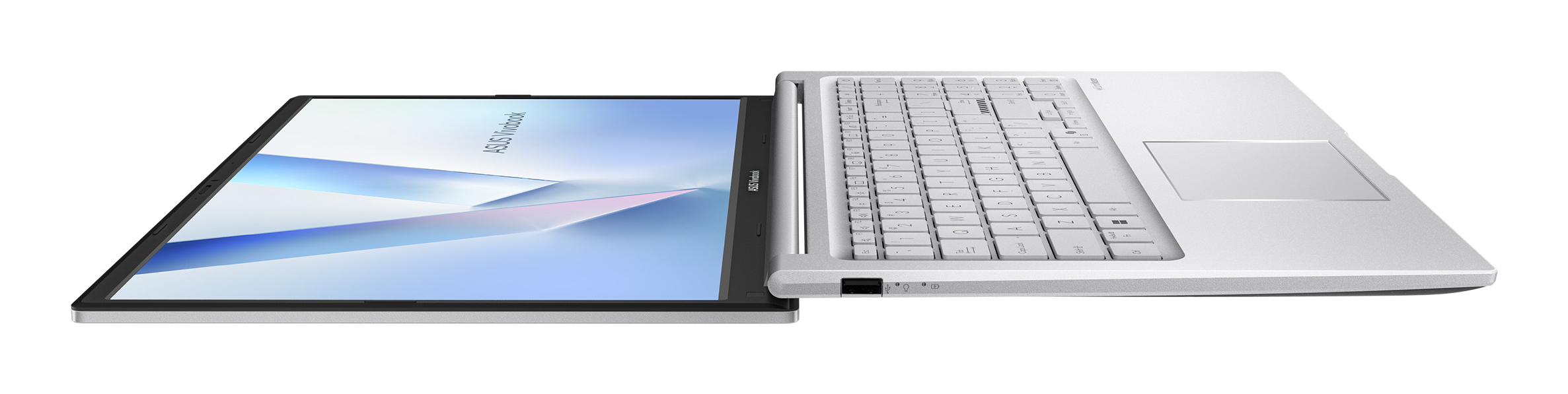 Un computer portatile argentato aperto a 180 gradi su sfondo bianco.