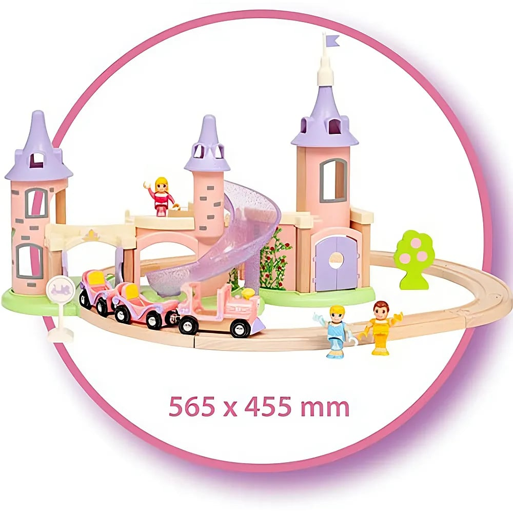 Ein rosa-lila Spielzeugschloss mit einer Eisenbahnstrecke, kleinen Waggons und Figuren davor.