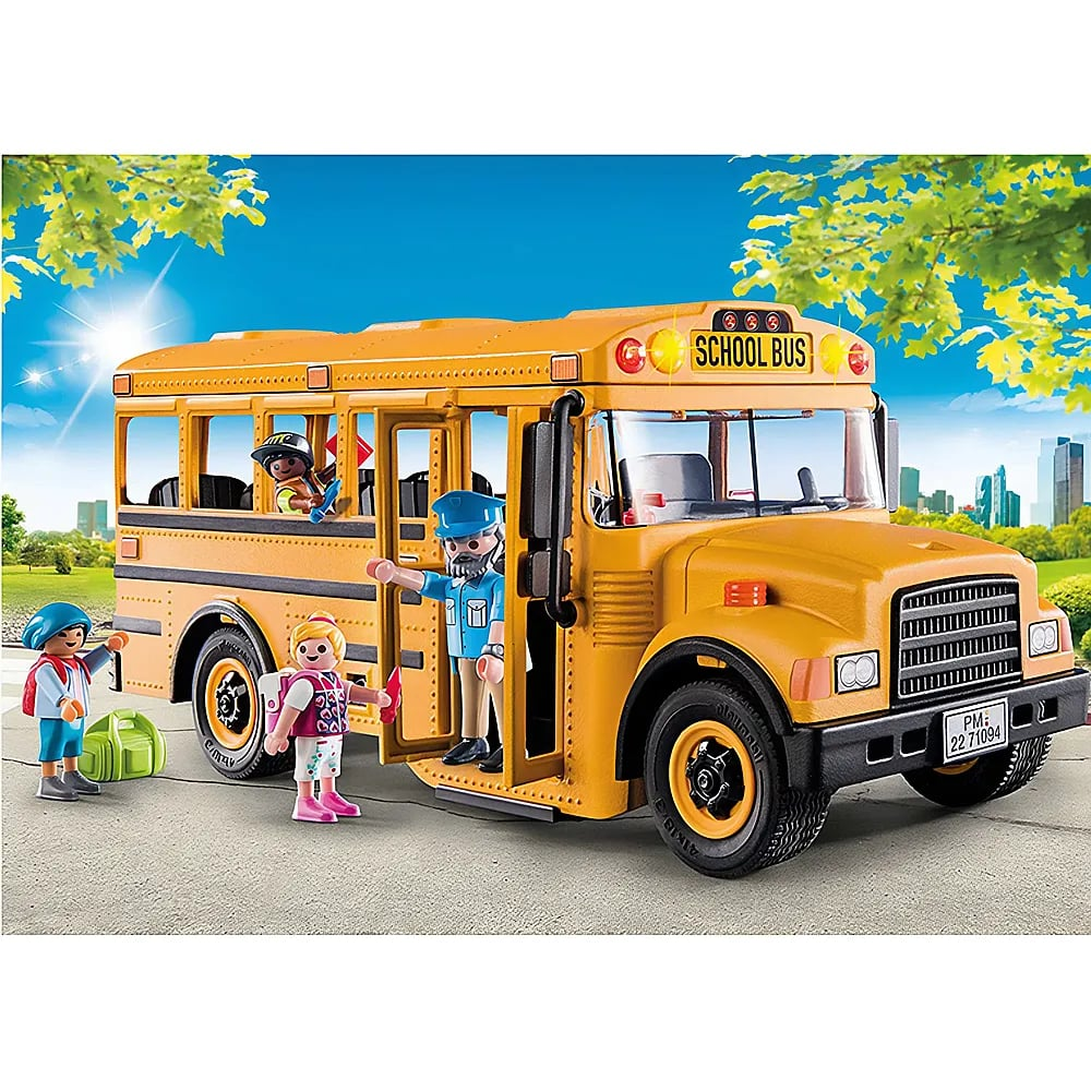 Un autobús escolar de juguete amarillo con figuras de conductor y niños en un parque.