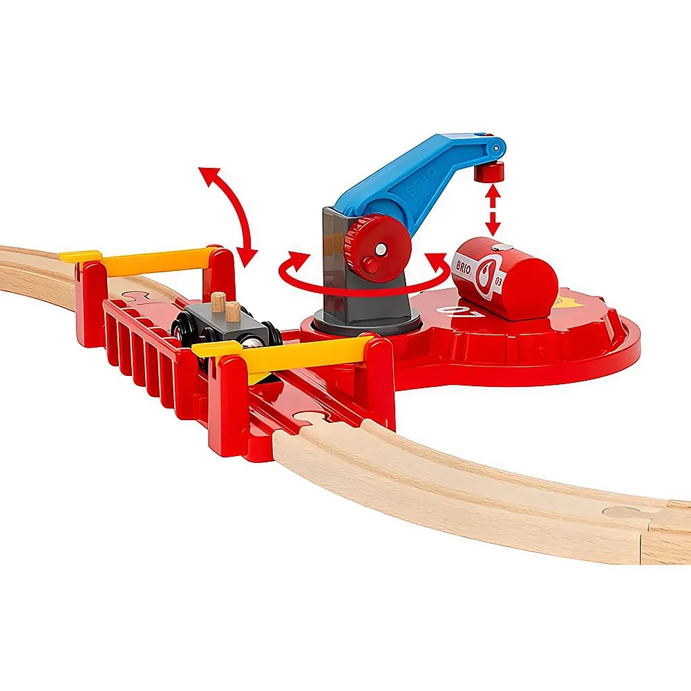 Ein hölzernes Eisenbahnspielzeug mit roter Schranke, blauer Kran und roter Fracht auf gebogenen Schienen.