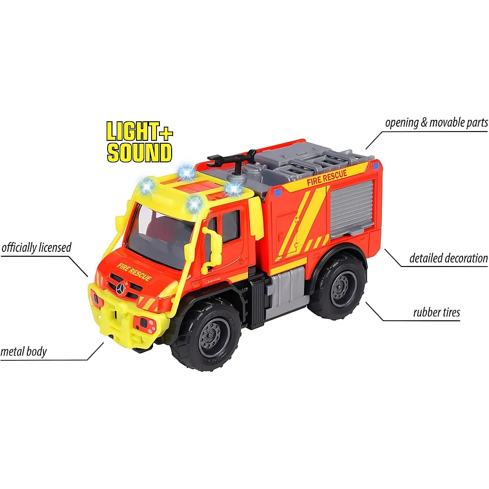 Ein rot-gelbes Spielzeug-Feuerwehrauto mit Licht und Sound, Gummireifen und beschrifteten Funktionen auf weißem Grund.