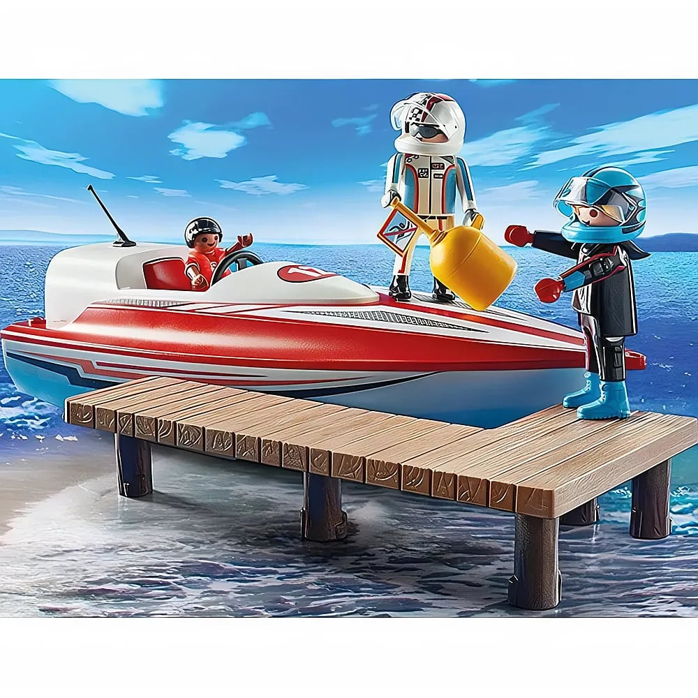 Personaggi Playmobil su un molo di legno con un motoscafo rosso e bianco nell'acqua sotto un cielo azzurro.