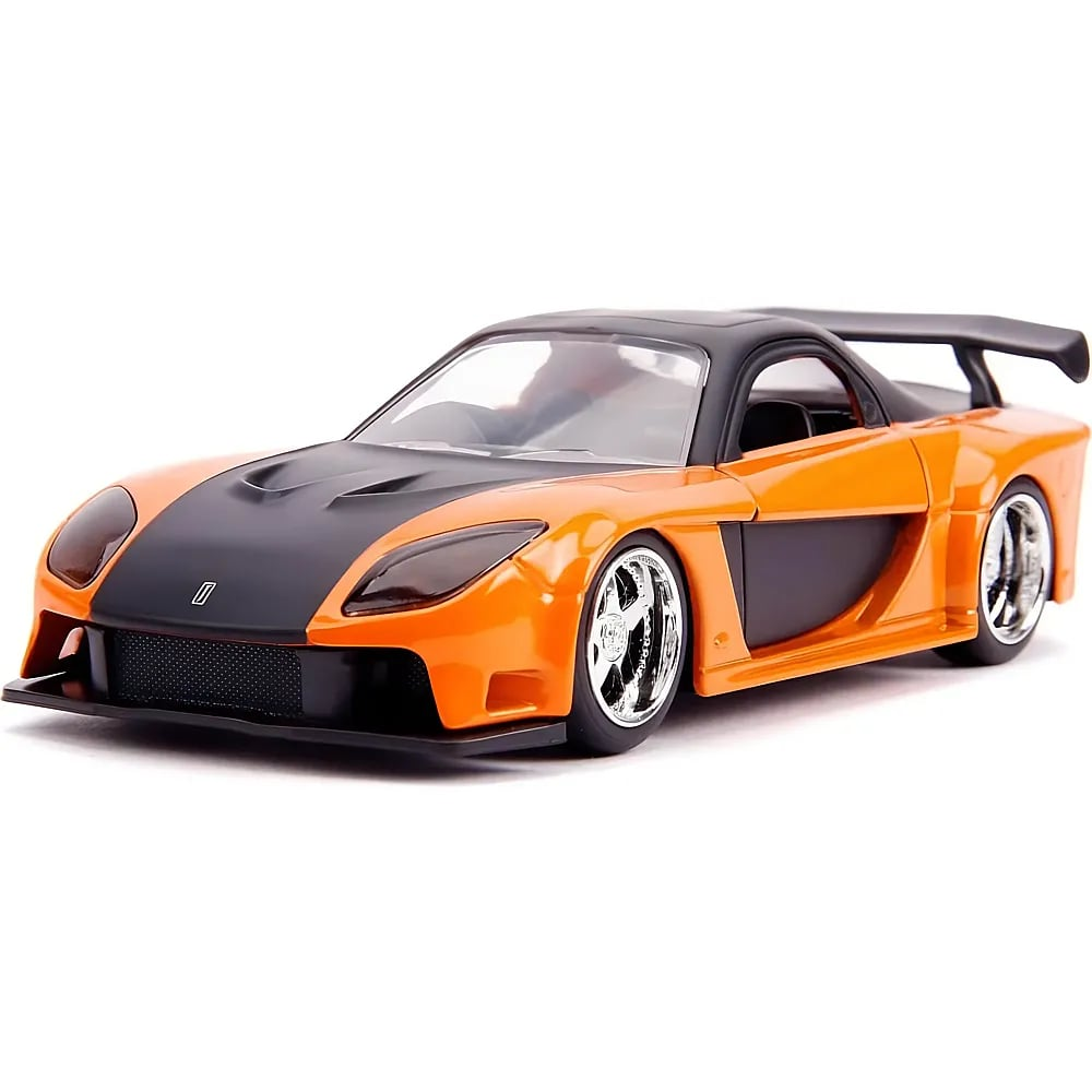Une voiture de sport miniature orange et noire avec un aileron arrière et des jantes chromées.