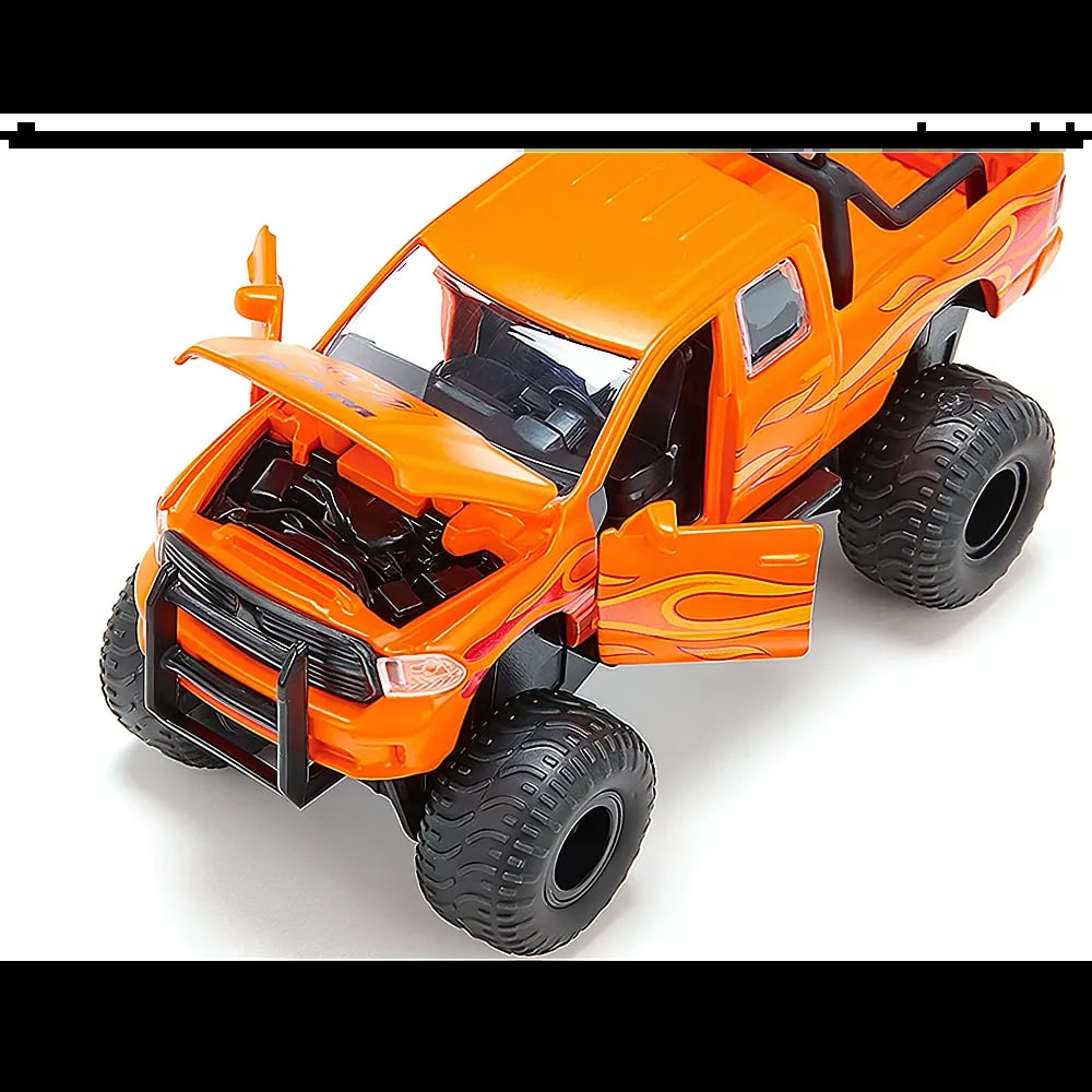 Ein orangefarbenes Spielzeug-Monster-Truck mit großen Reifen, offenen Türen und Haube, verziert mit Flammenmustern.