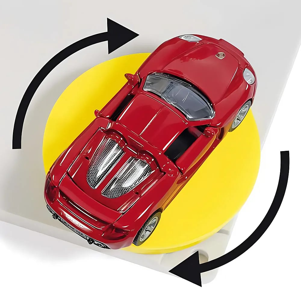 Ein rotes Spielzeugauto steht auf einer gelben Plattform, umgeben von gebogenen schwarzen Pfeilen.