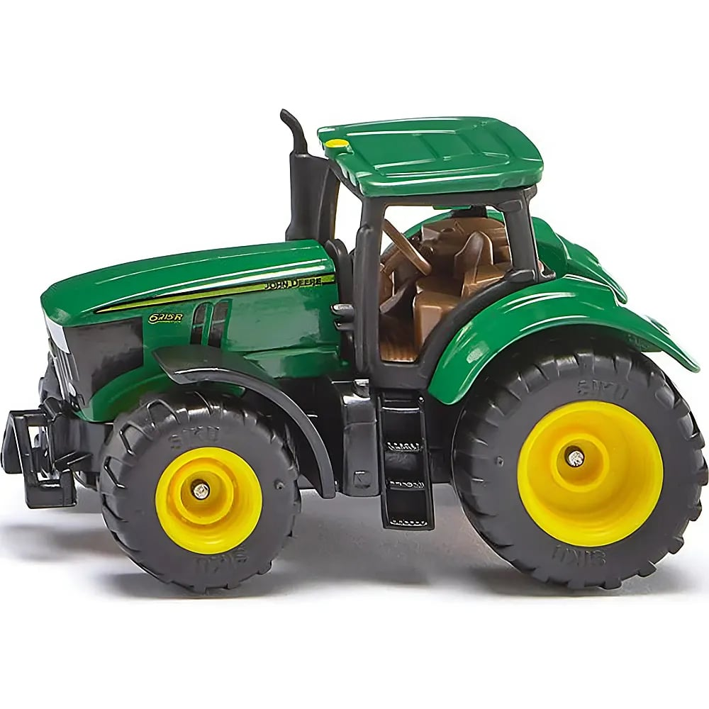 Ein grüner Spielzeugtraktor mit gelben Felgen und schwarzem Auspuff auf weißem Hintergrund.