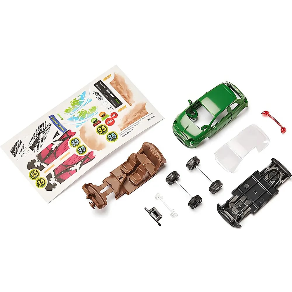Zerlegter Modellauto-Bausatz mit grüner Karosserie, Fahrgestell, braunem Innenraum, Rädern, Fenstern und Aufklebern.