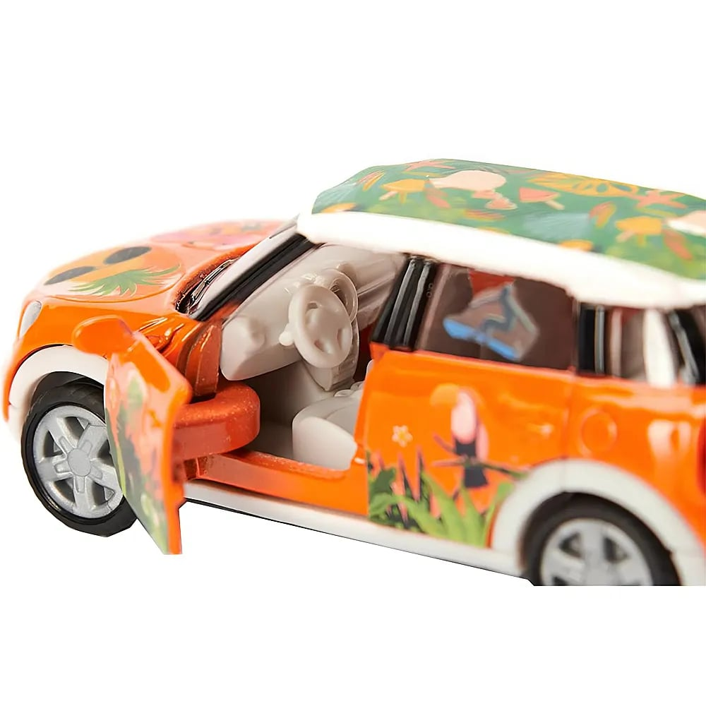 Une petite voiture jouet orange avec une porte ouverte et des motifs tropicaux colorés.