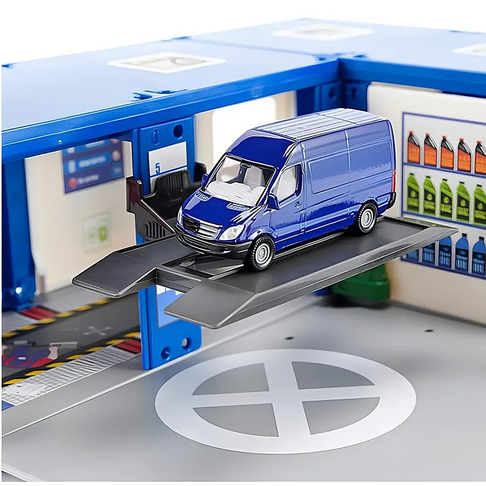 Ein blauer Spielzeugtransporter steht auf einer Hebebühne in einer blauen Werkstatt mit Regalen im Hintergrund.