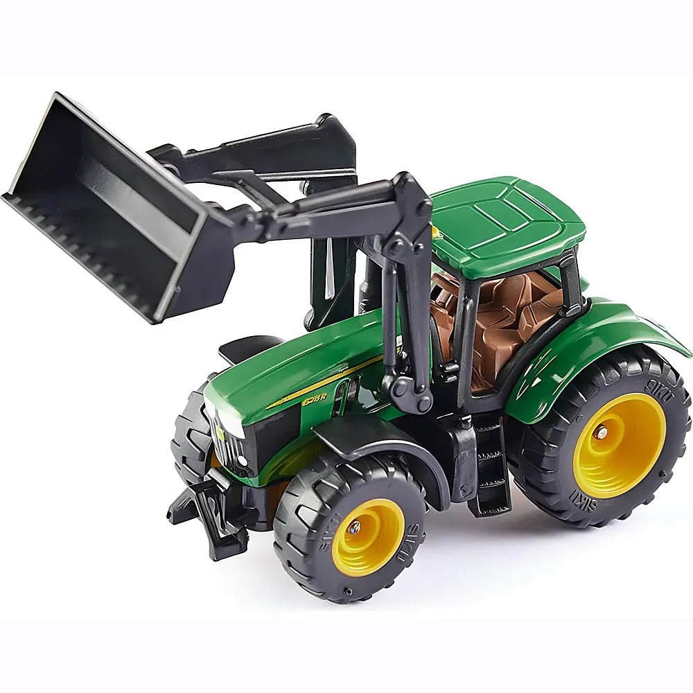 Grüner Spielzeugtraktor mit schwarzem Frontlader und großen gelben Felgen auf weißem Grund.