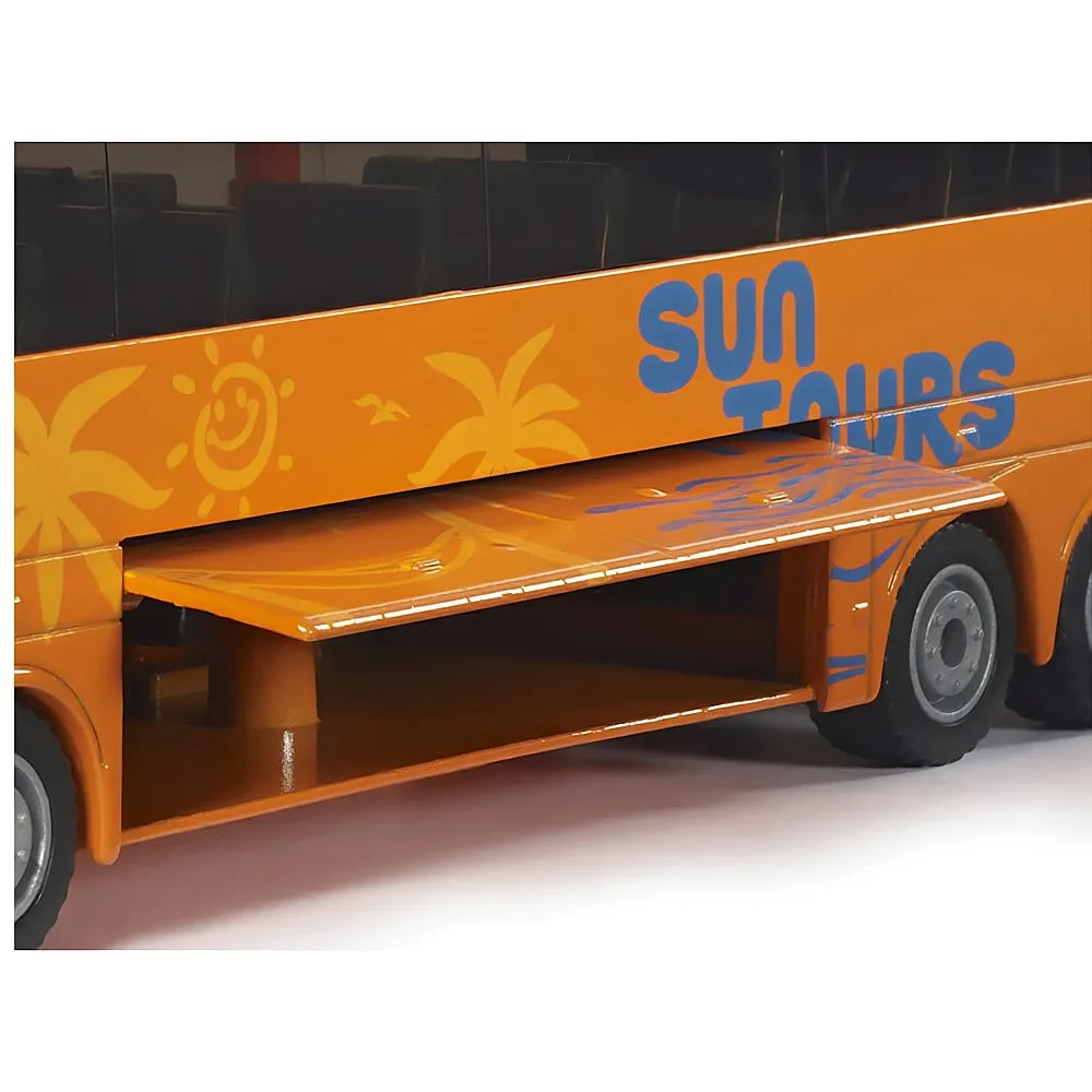 Ein orangener Reisebus-Spielzeug hat blaue Sun-Tours-Schriftzüge, Palmen-Grafiken und eine offene Gepäckraumklappe.
