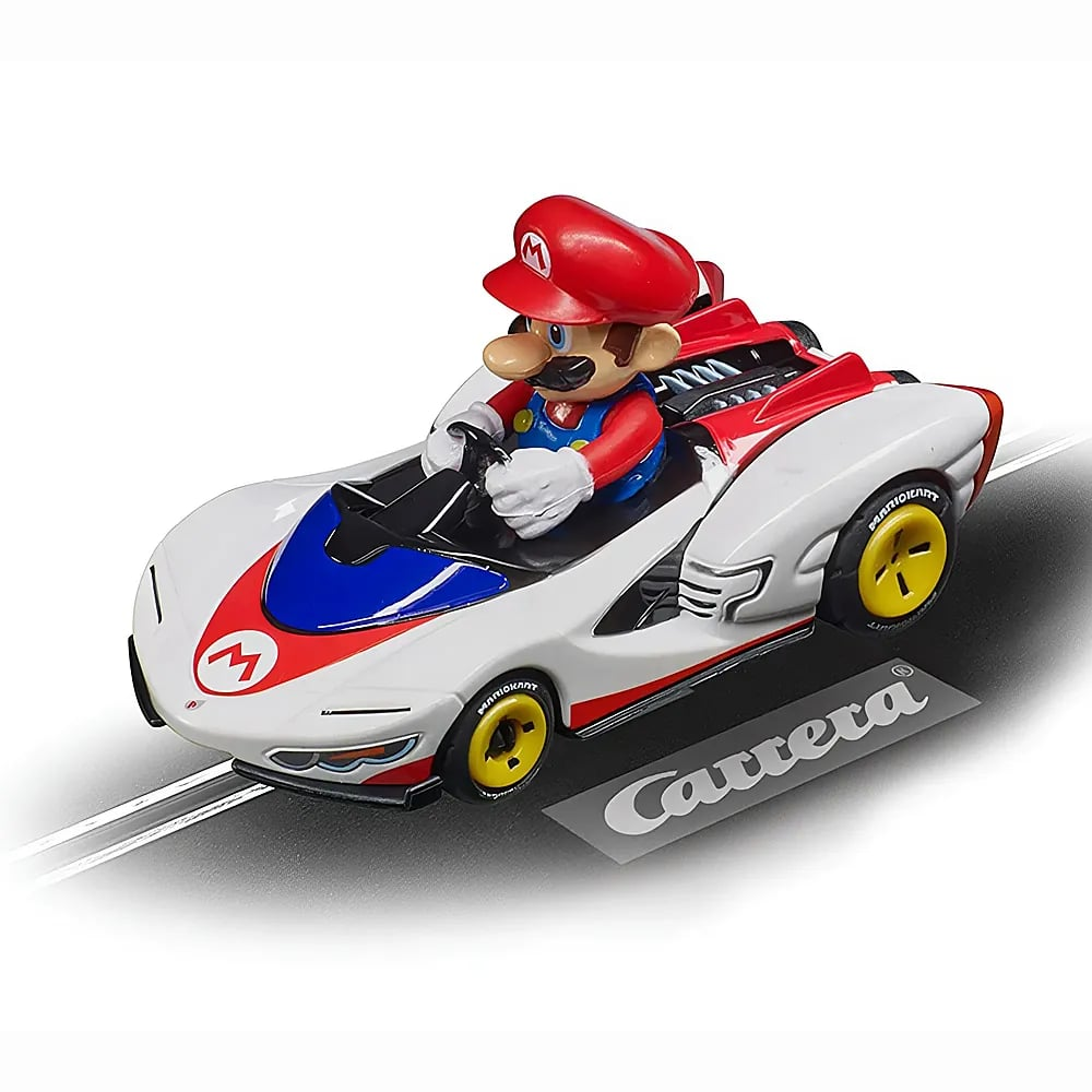 Mario conduciendo un coche de juguete Carrera blanco, rojo y azul en una pista.